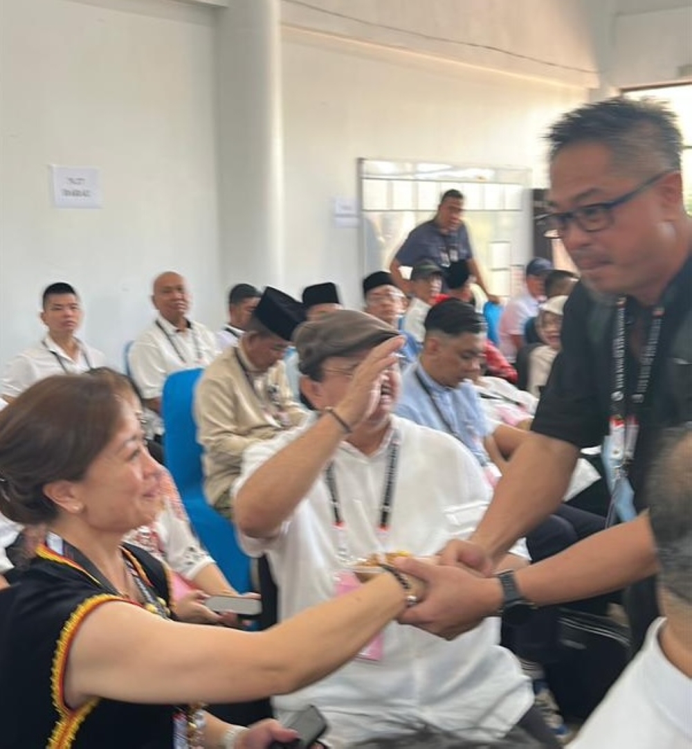 The siblings greet each other at the nomination centre today. — Daily Express pic