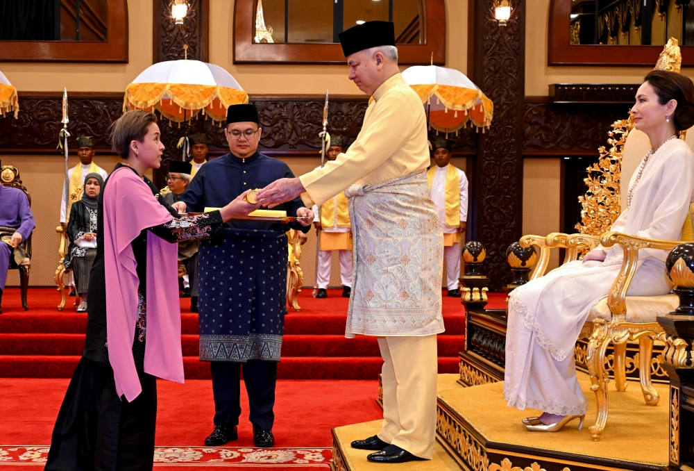 Sultan of Perak Sultan Nazrin Shah confers the Pingat Pekerti Terpilih on national mixed doubles shuttler Toh Ee Wei at Istana Iskandariah in Kuala Kangsar November 15, 2025. — Bernama pic