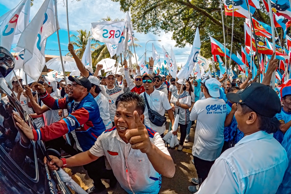 Supporters of Gabungan Rakyat Sabah and Parti Kerjasama Anak Negeri show their support for their respective candidates during the nomination process for the 17th Sabah state election at SRJK (C) Yuk Chin in Tawau November 15, 2025. — Bernama pic