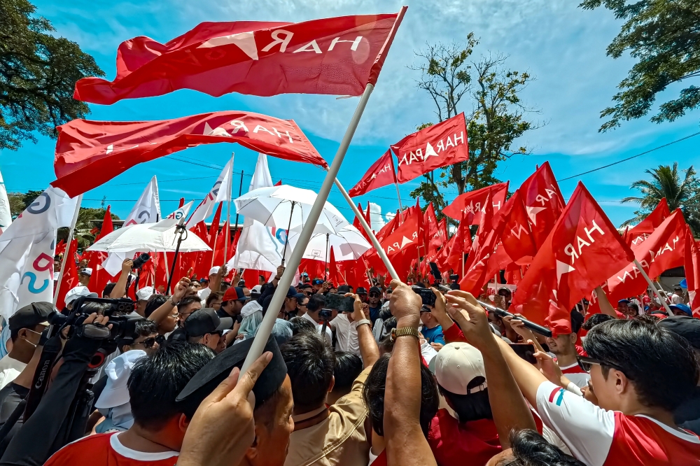 Supporters of Pakatan Harapan and Gabungan Rakyat Sabah turn up to back their respective candidates during the nomination process for the 17th Sabah state election at SRJK (C) Yuk Chin in Tawau November 15, 2025. — Bernama pic