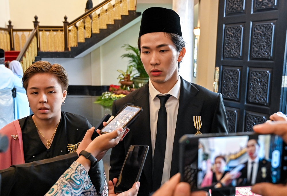 National badminton mixed doubles athletes Chen Tang Jie (right) and Toh Ee Wei (left) speak to the media after attending the Perak State Awards and Medals Conferring Ceremony in conjunction with Sultan of Perak Sultan Nazrin Shah's 69th Birthday Anniversary at Istana Iskandariah November 15, 2025. They were awarded the Pingat Pekerti Terpilih along with 55 other recipients. — Bernama pic