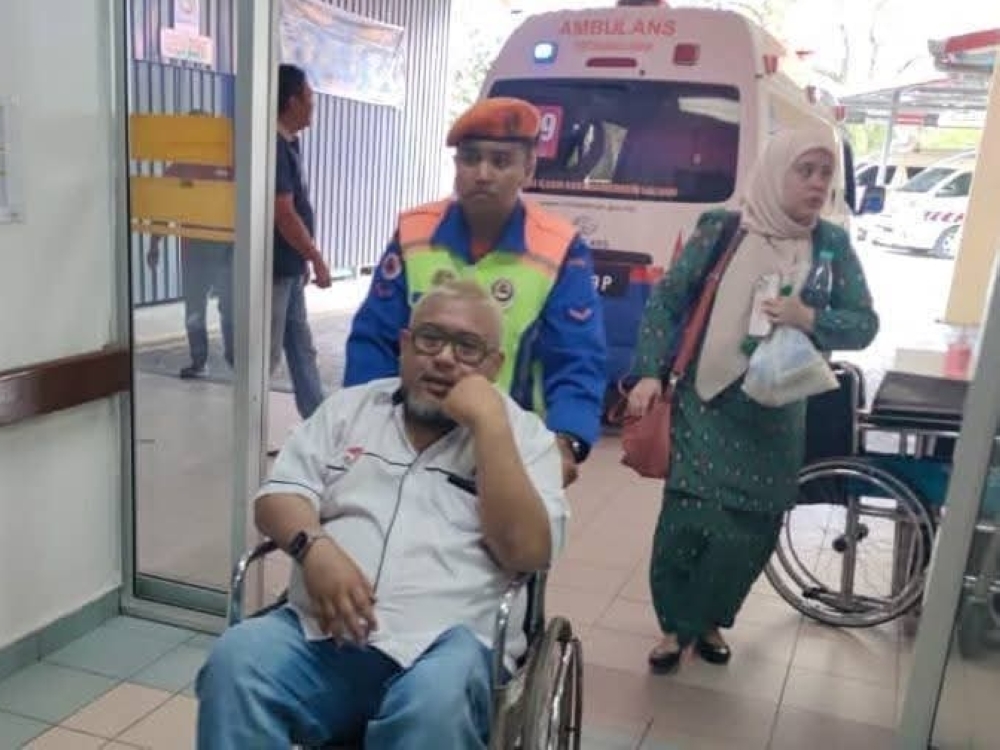 Afdlin being wheeled into Lahad Datu Hospital after collapsing in the heat on Nomination Day. — Daily Express pic