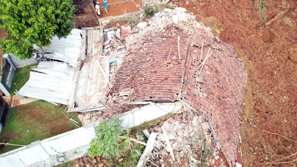 Java villages buried by rain-fuelled landslide; 11 dead, 12 unaccounted forJAKARTA, Nov 16 — A landslide on Indonesia’s Java island has killed at least 11 people, an official said Saturday, updating a previous tally as rescuers scrambled to find 12 others who are still missing.The landslide, caused by heavy rainfall, hit three villages in Central Java province on Thursday, burying some houses and damaging others.“As of Saturday afternoon, the number of victims who were found dead is 11, while 12 more are still being searched for,” local search and rescue chief Muhammad Abdullah told AFP.More than 700 personnel from the search and rescue office, military and police as well as volunteers were involved in the operation, he said.A spokesman for the national disaster agency had previously reported that two bodies were found on Thursday. Another was recovered on Friday and eight more on Saturday, according to Abdullah.The government has deployed excavators and tracking dogs to assist the search, he added.The national weather service had warned earlier this week of extreme conditions that could cause hydrometeorological disasters, with heavy rainfall expected across several regions on Indonesia in the coming weeks.The annual monsoon season, typically between November and April, often brings landslides, flash floods and water-borne diseases.Climate change has impacted storm patterns, including the duration and intensity of the season, resulting in heavier rainfall, flash flooding and stronger wind gusts.Earlier in November, flash floods and landslides in a remote area of Papua killed at least 15 people. — AFPMonsoon havoc killed 11 people in Indonesia’s Java island on November 15, 2025 as authorities deploy dozens of rescuers in a race against time  search for 12 still missing. — Picture from Facebook/Bernama