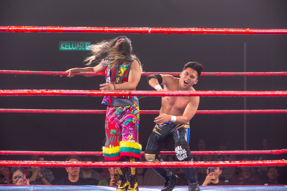 MYPW pro wrestler Emman Azman in a clash against fellow MYPW Jack Alexander. — Picture by Raymond Manuel