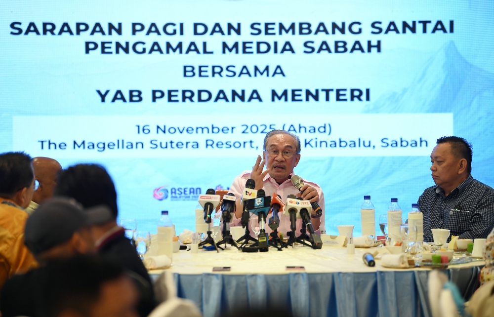 Prime Minister Datuk Seri Anwar Ibrahim fields questions during a breakfast and informal dialogue session with Sabah media practitioners in Kota Kinabalu November 16, 2025. — Bernama pic