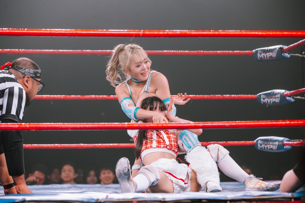Marika Kobashi applying a submission hold on Up Up Girls member Uta Takami. — Picture by Raymond Manuel