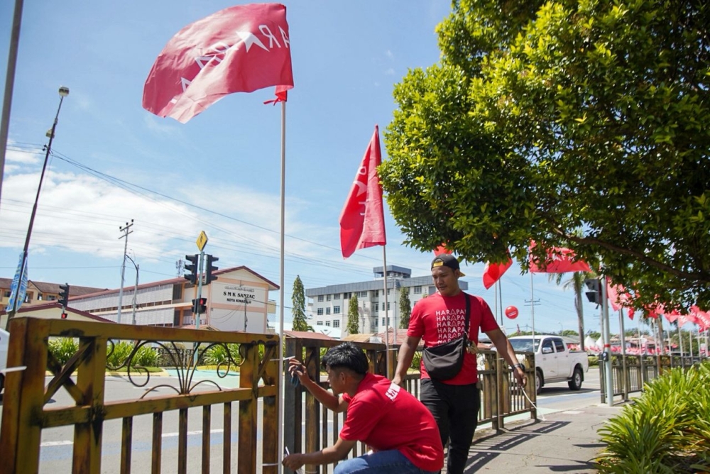 Pakatan Harapan flags along a street in Kota Kinabalu city centre. — The Borneo Post pic
