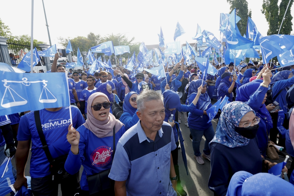 Barisan Nasional supporters gather at Dewan Seri Sulaman to back their Sulaman candidate for the Sabah election on Nomination Day November 15, 2025. — Bernama pic