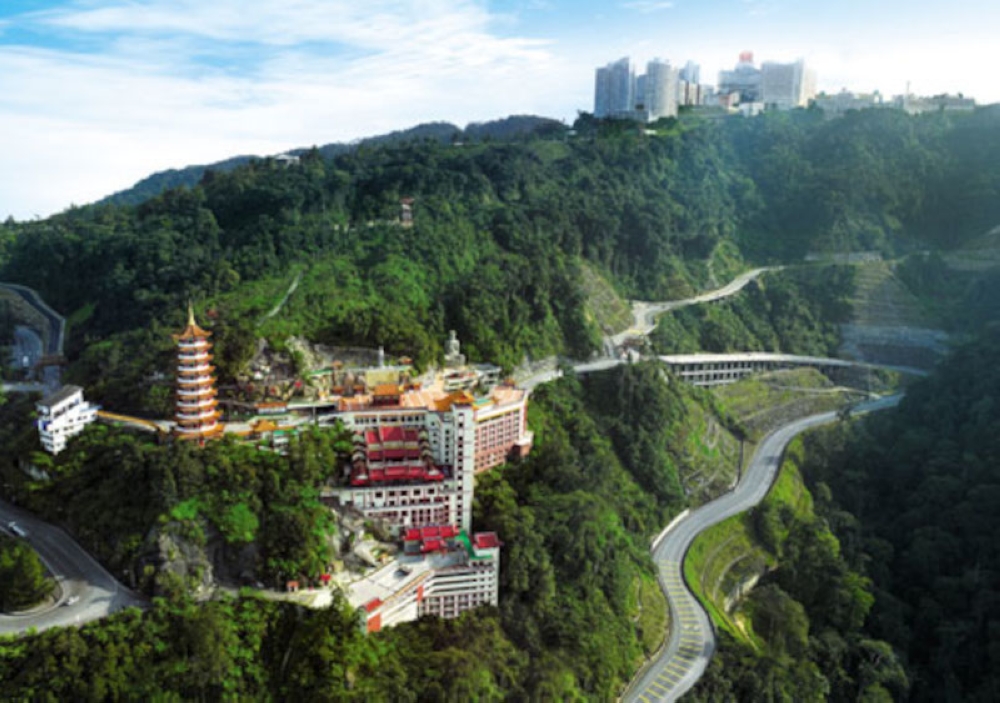 Genting Malaysia plans to charge motorists using Jalan Genting Highlands a fee to offset the maintenance cost of the mountainous private road, which the company has borne alone since the 1960s. — Picture from https://normasiti2014.wordpress.com