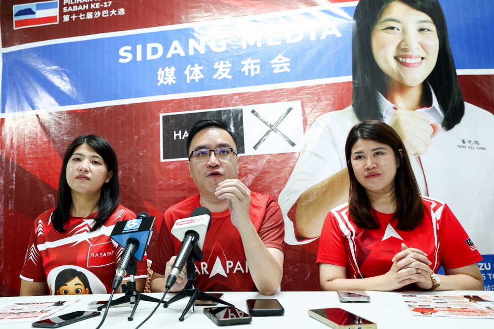 Sabah DAP chairman Datuk Phoong Jin Zhe during a press conference at the Tanjong Papat DAP operations room in Sandakan, Sabah, November 17, 2025. — Bernama pic  