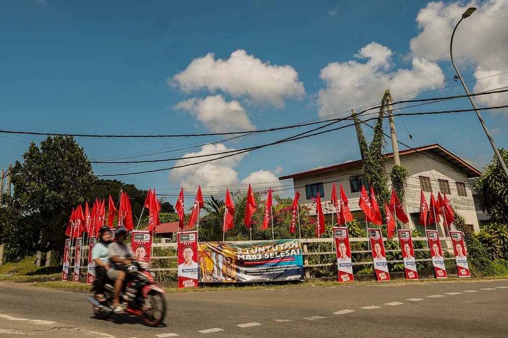 Flags from Pakatan Harapan (PH) along the roadside in Tawau as campaigning for the 17th Sabah state election gets underway, November 16, 2025. — Bernama pic 