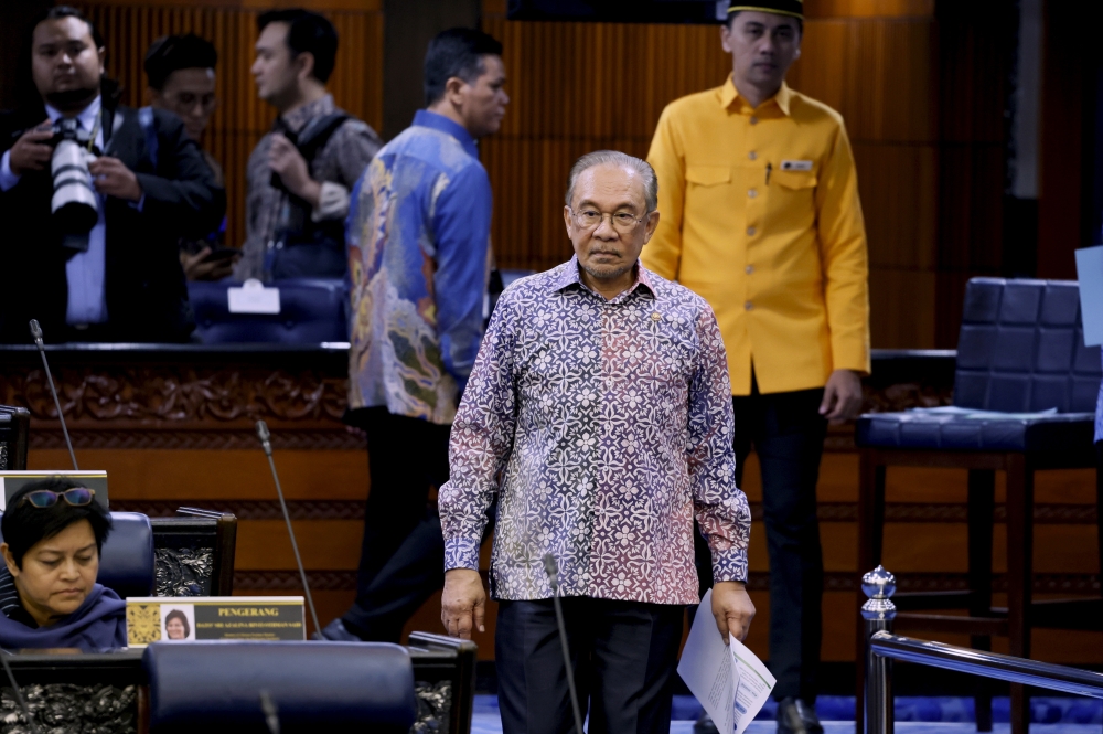 Responding to Pasir Mas MP Ahmad Fadli Shaari in the Dewan Rakyat, Prime Minister Datuk Seri Anwar Ibrahim said that while he was in Sabah for political programmes, none of those events involved the use of government facilities or machinery. — Bernama pic 