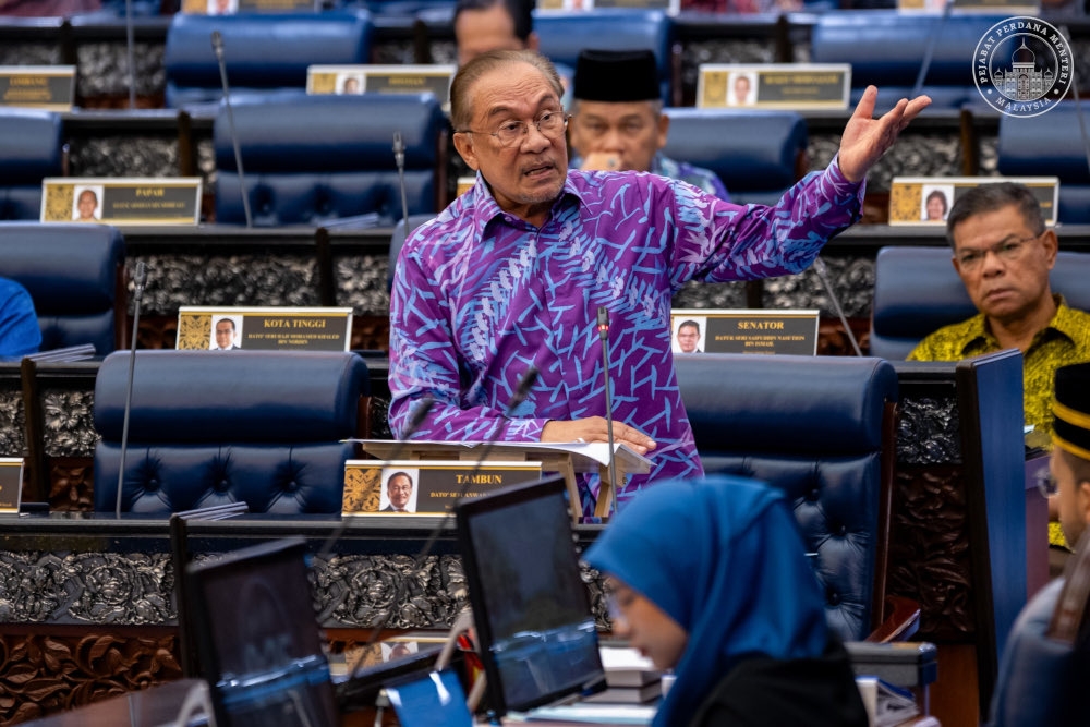 Responding to a question from Pasir Mas MP Ahmad Fadli Shaari in Dewan Rakyat, Prime Minister Datuk Seri Anwar Ibrahim said the Malaysian Anti-Corruption Commission (MACC) is handling the case and that criminal investigations have no time limitations. — Picture from X/Anwar Ibrahim