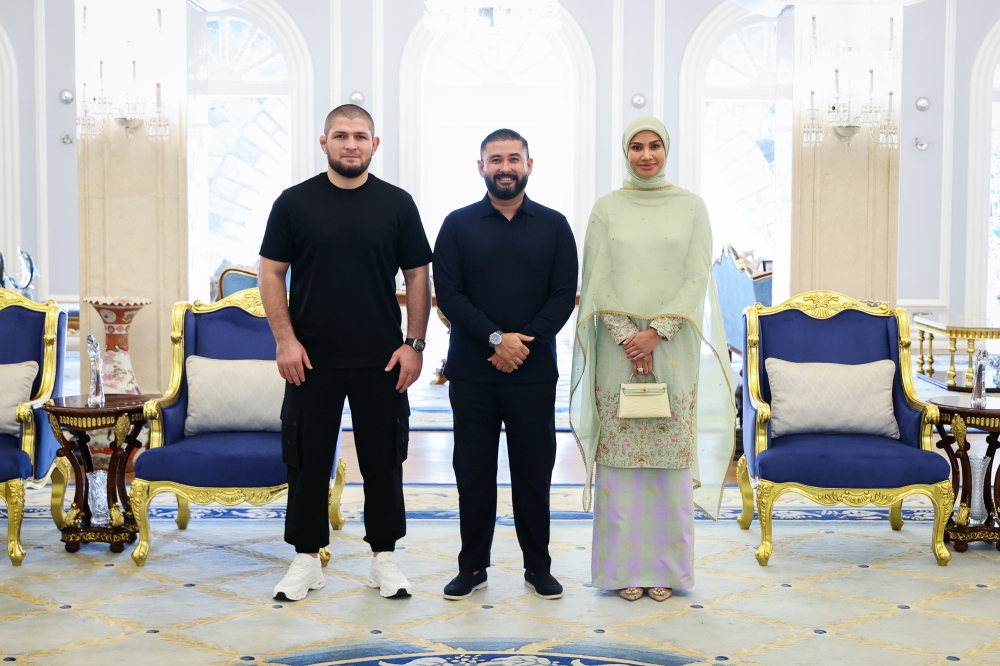 His Royal Highness Tunku Ismail Sultan Ibrahim, the Regent of Johor, and Her Highness Che’ Puan Mahkota Khaleeda Johor pose for a photograph with former UFC Lightweight World Champion Khabib “The Eagle” Nurmagomedov. — Facebook/HRH Crown Prince of Johor