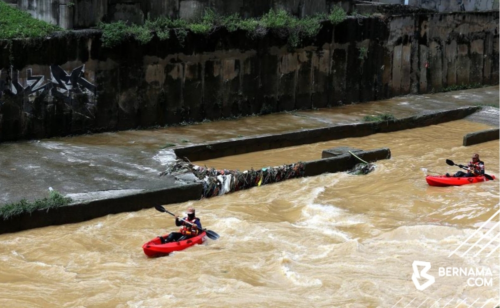 Search and rescue teams are struggling to locate a man swept away by a sudden surge in the Klang River near the Saloma Link yesterday, as heavy rain this morning pushed the water level to almost six metres. — Picture from X/Bernama