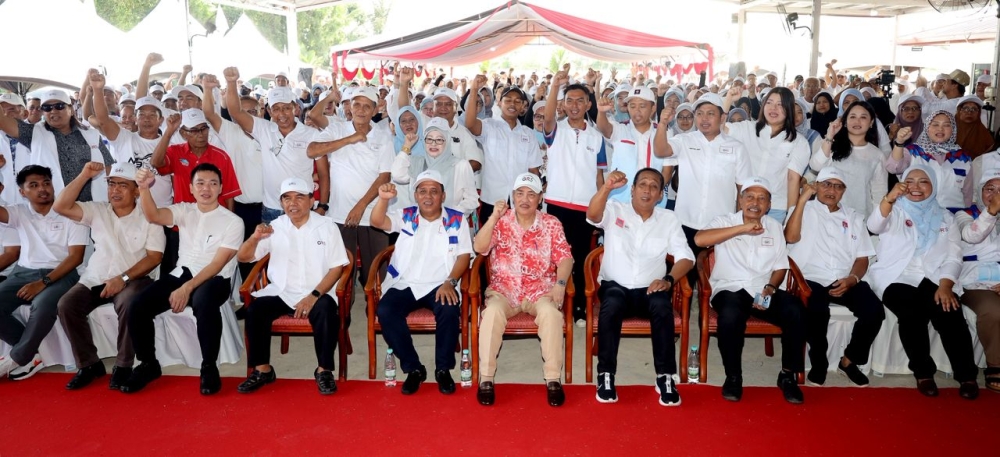 Hajiji with GRS Usukan candidate Datuk Japlin Akim, GRS Tempasuk candidate Datuk Mohd Arsad Bistari, and supporters during the ‘Jelajah Rumah Kita, Kita Jaga GRS’ programme for the Usukan and Tempasuk state constituencies at Japlin’s residence in Kota Belud today. — The Borneo Post pic