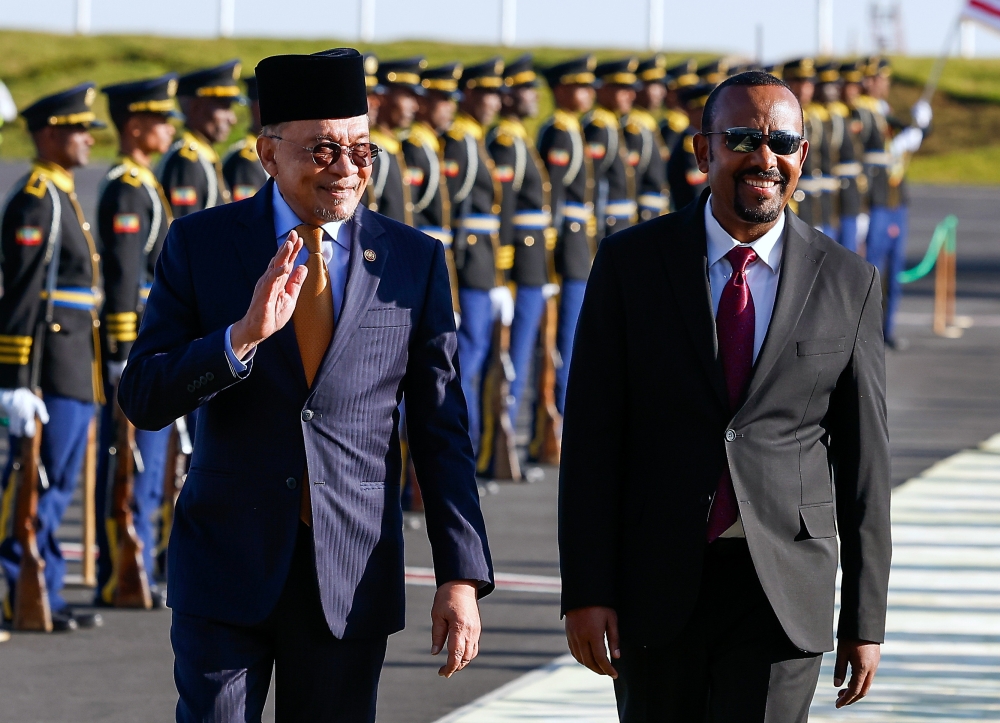 Prime Minister Datuk Seri Anwar Ibrahim arrives in Addis Ababa and is received by Ethiopian Prime Minister Dr Abiy Ahmed Ali at Bole International Airport. — Bernama pic