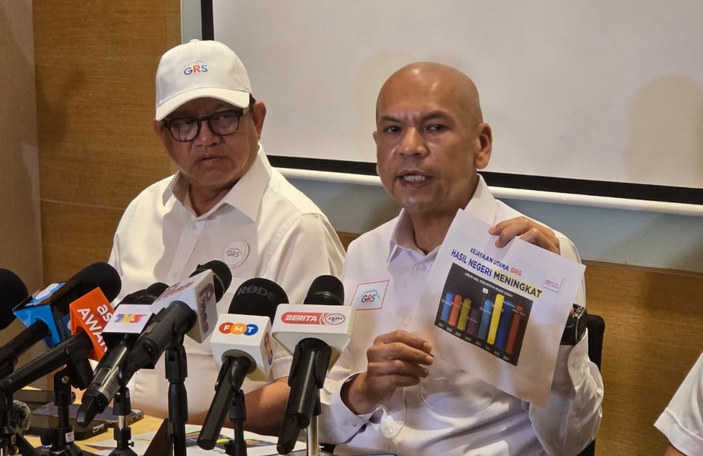 GRS deputy secretary-general Datuk Armizan Mohd Ali showing GRS’ main achievements using a graph comparing State Revenue under previous state governments from 2017 to late 2020, and under the GRS administration from 2021 to 2024. — Daily Express pic 
