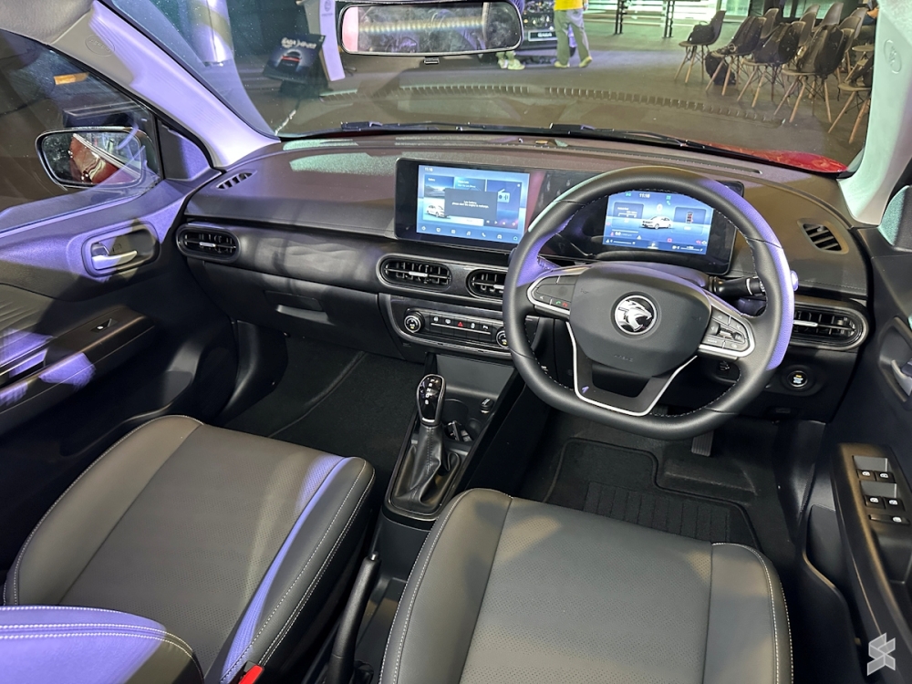 Inside, the Saga steps up with a 7-inch digital cluster, 9-inch infotainment screen, AACP support and Level 1 ADAS. — SoyaCincau pic