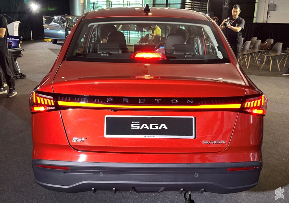 At the rear, a full LED light bar and redesigned taillamps modernise the Saga’s classic silhouette. — SoyaCincau pic