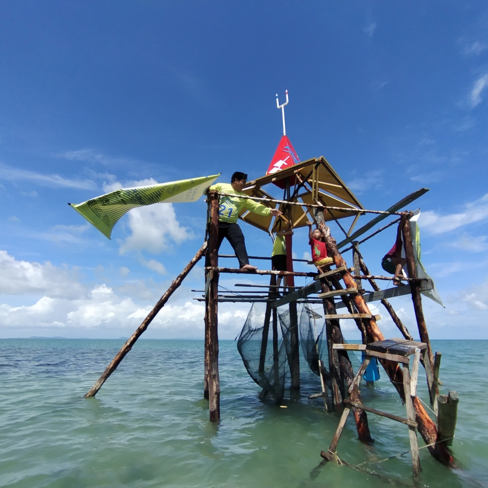 Bakat Muda Sezaman contestant Andry Chin Yung Tet collaborates with the Bajau community in Pulau Silk, Sabah, on the creation of ‘Aisbok Bajau’. — Picture from National Art Gallery