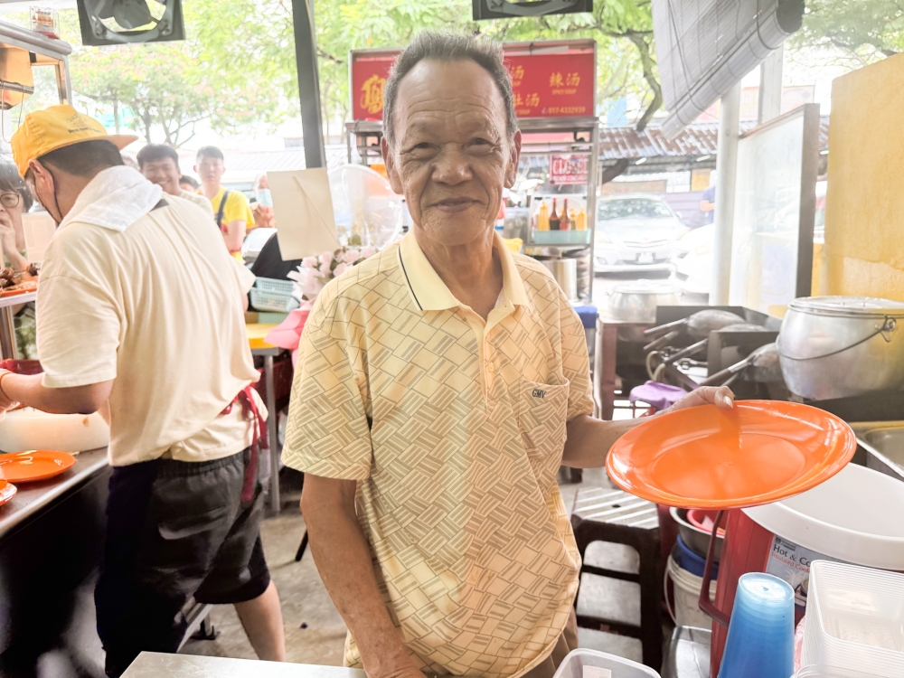 Last year, Uncle Meng retired but now he is back roasting the 'char siu. 