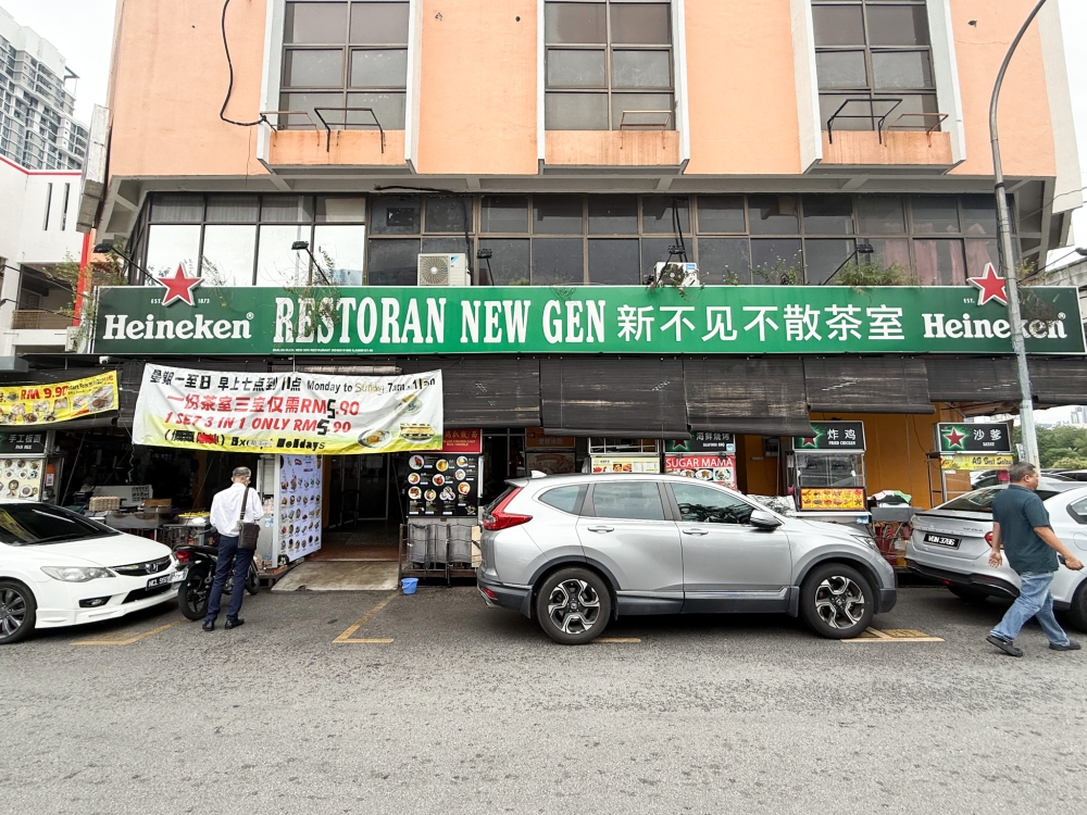 The corner restaurant at Taman Shamelin Perkasa has a comfortable air-conditioned dining area.