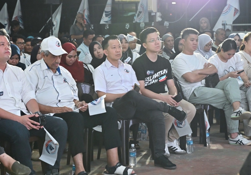 Datuk Captain Chester Voo (centre) attends a Parti Warisan event. — Shafie Apdal/Facebook pic