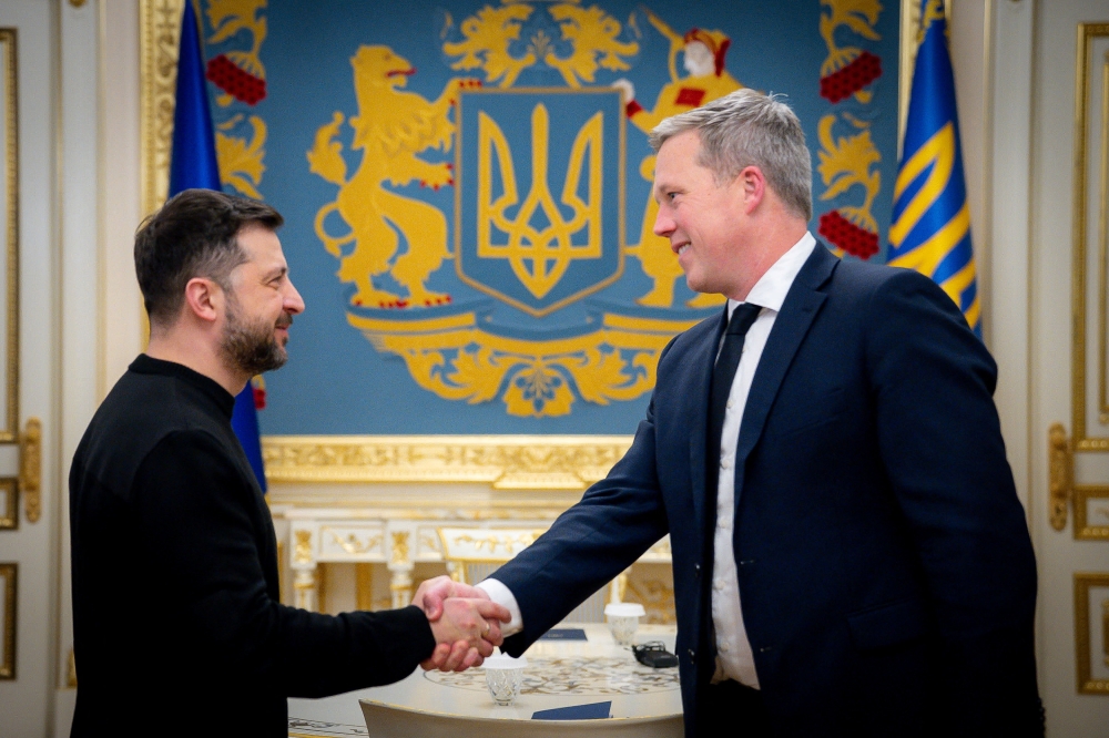 Ukraine’s President Volodymyr Zelenskiy welcomes US Army Secretary Daniel Driscoll before their meeting, amid Russia’s attack on Ukraine, in Kyiv, Ukraine, November 20, 2025. — Ukrainian Presidential Press Service/Handout via Reuters