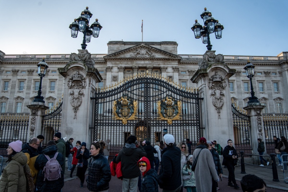Twinkling lights… that weren’t there: AI tricks visitors with virtual Christmas market at Buckingham Palace