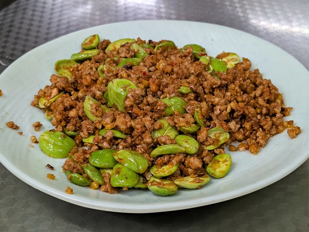  If you enjoy ‘petai’, you will enjoy this simple stir-fry of minced pork, dried shrimp and ‘petai’. — Picture by Ethan Lau