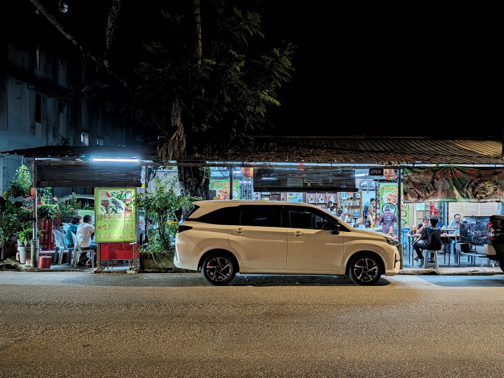 The stall is located on Jalan Taman Intan Baiduri itself. — Picture by Ethan Lau