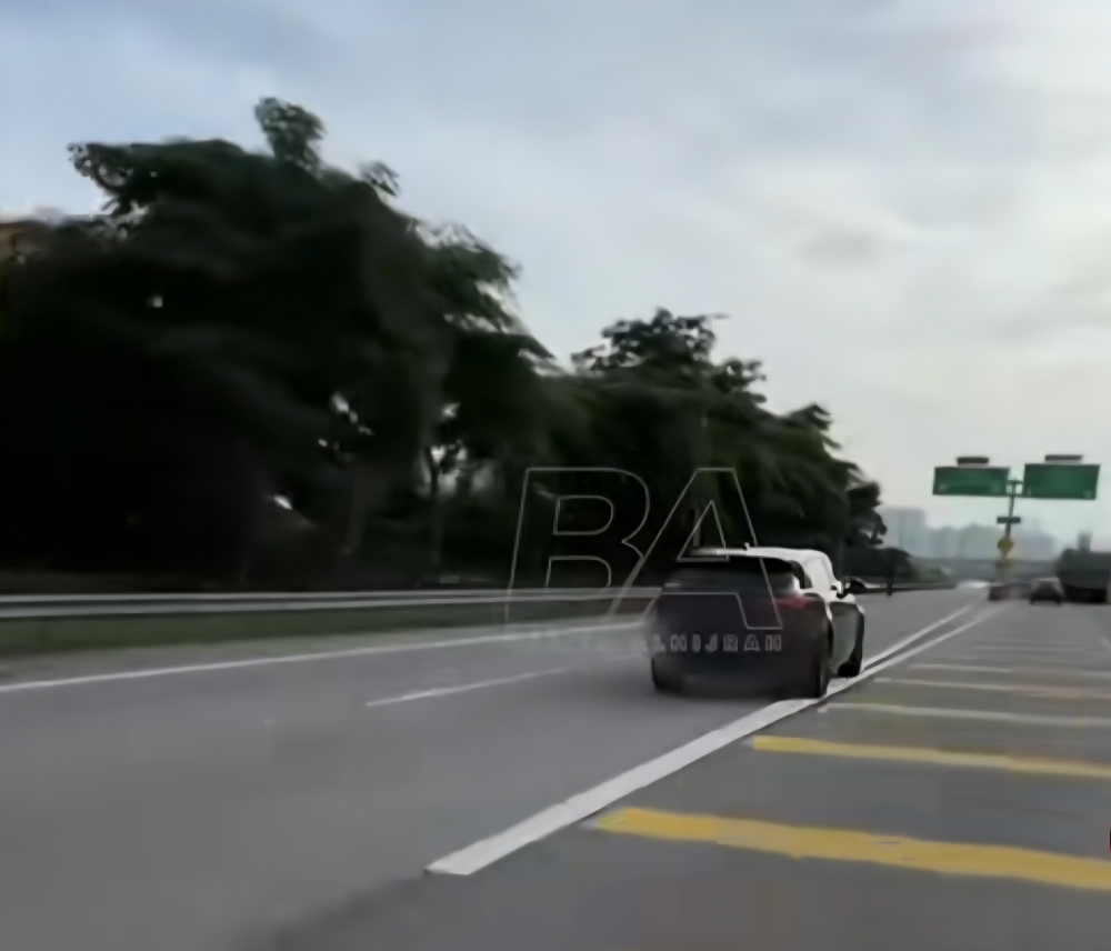 Motorist spotted the Range Rover Velar being driven with its right rear tyre shredded and moving over the road divider. — Picture via screenshot/TikTok