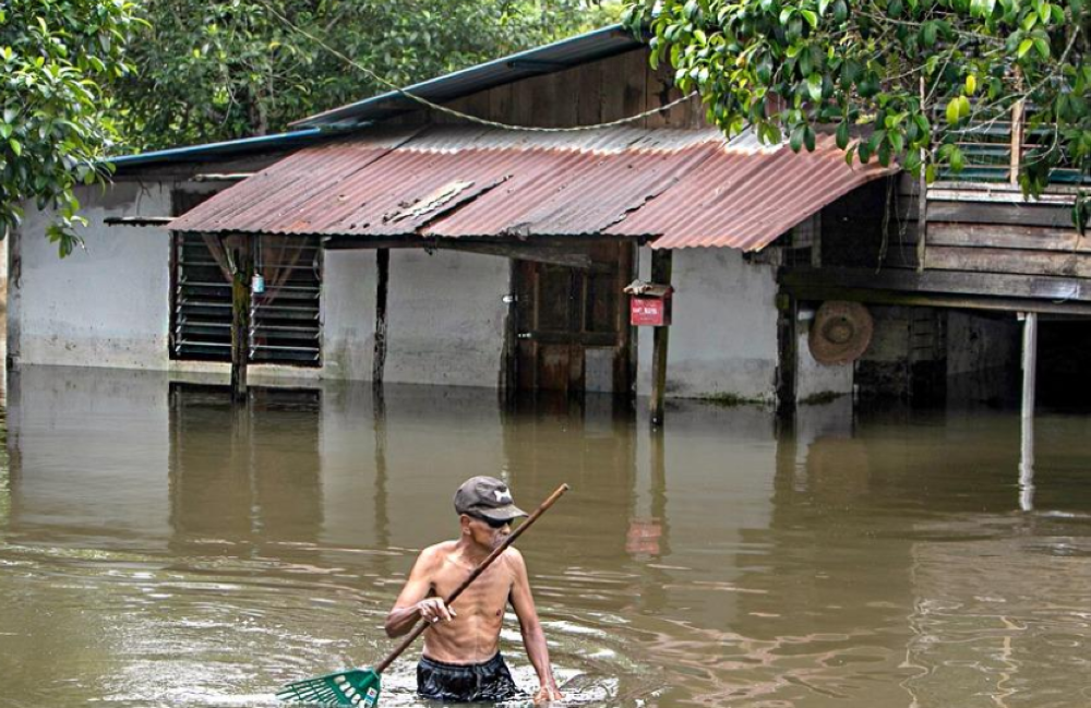 Floods hit Pulau Redang and Pulau Perhentian after heavy rain and high tides, 400 evacuated