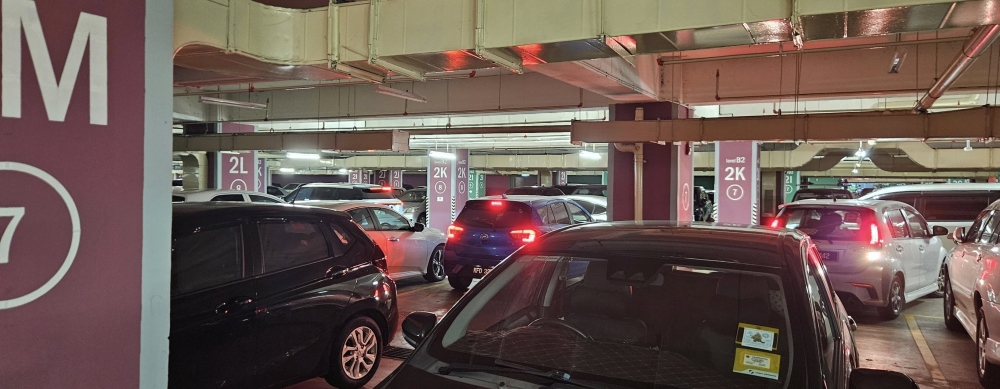 Facebook user Julian Davidson Tan shared his frustration, noting that the outage had led to shop closures and severe traffic jams in the parking areas. — Picture via Facebook/Julian Davidson Tan