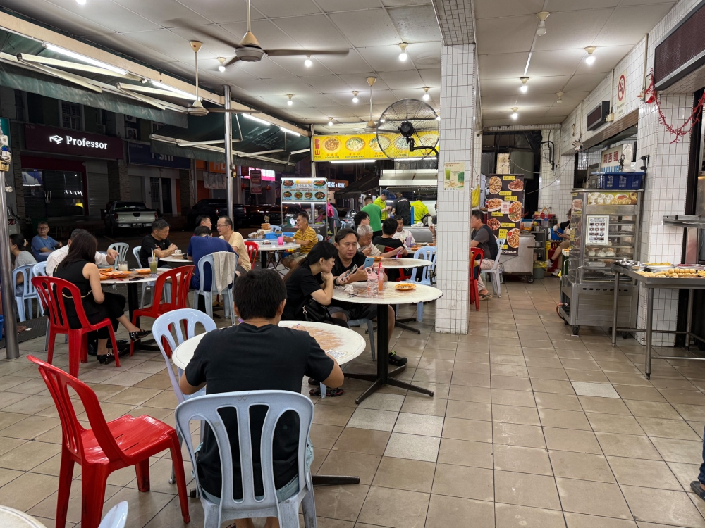 Many diners flock here for a late dinner or supper. —Picture by Lee Khang Yi