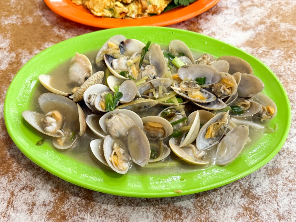 Ginger Wine Fried Lala may have a fiery kick from the bird-eye chillies but it’s worth ordering for the mix of clams with that fragrant rice wine sauce laced with ginger. — Picture by Lee Khang Yi