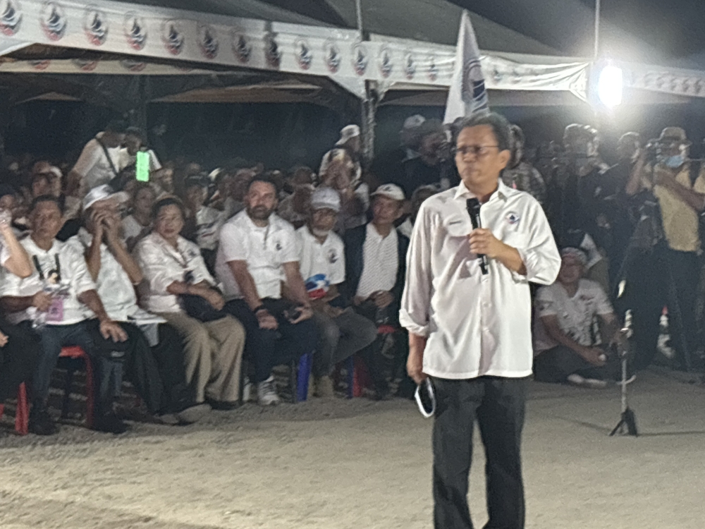 Warisan president Datuk Seri Shafie Apdal speaks during a rally in Penampang, on November 23, 2025. — Picture by Julia Chan