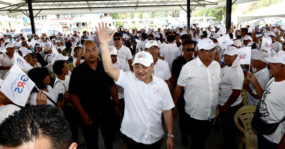 Datuk Seri Hajiji Noor and Datuk Joniston Bangkuai greet residents during a walkabout in Kiulu. — Picture by Julia Chan