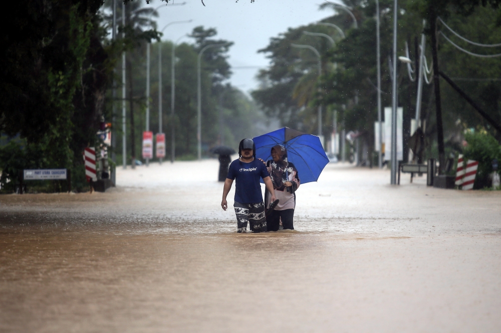 The main Bukit Kayu Hitam-Changlun road near Pekan Changlun in Changlun is flooded following continuous rain on November 24, 2025. — Bernama pic