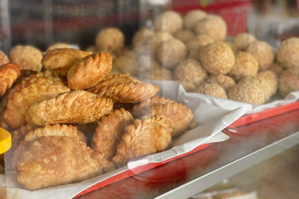 Curry puffs and sesame balls. — Picture by CK Lim