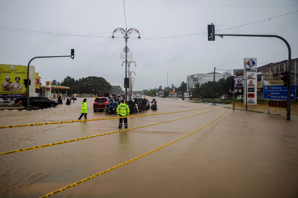 Continuous rains leading to floods have cut off road access for many Perlis residents, raising the number of evacuees on November 25, 2025. — Bernama pic