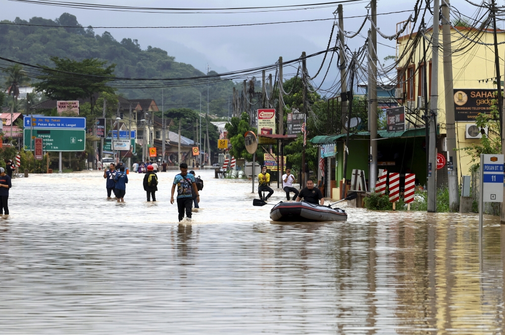 Jalan Pekan Batu 18 in Hulu Langat cut off on November 24, 2025, after floodwaters inundated the area. — Bernama pic 