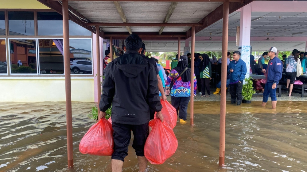 Volunteers from Gabungan Pelajar Melayu Semenanjung (GPMS) assist with flood-hit residents in Bagan Datuk, Perak, an area that has never faced flooding before, as disaster relief efforts ramp up on November 26, 2025. — Picture from Facebook/GPMS Bagan Datok