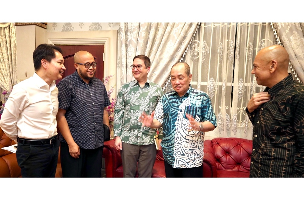 Datuk Seri Panglima Hajiji Noor (2nd right) with (from left) former Sabah Law Society (SLS) president Datuk Roger Chin, SLS president Datuk Mohamed Nazim Maduarin, Sabah Attorney General Datuk Brenndon Keith Soh and GRS deputy secretary-general Datuk Armizan Mohd Ali. — The Borneo Post pic