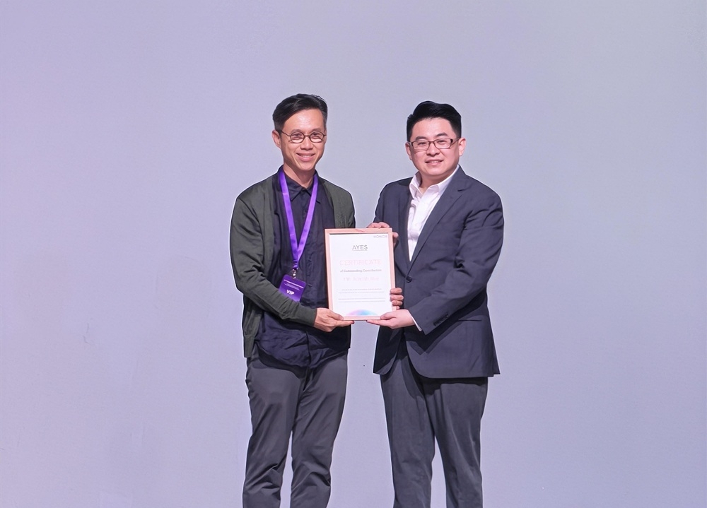 HONOR presents its first AYES Outstanding Contribution Award to Malaysian designer Joseph Foo for his work in youth empowerment and creative education. — Picture courtesy of HONOR
