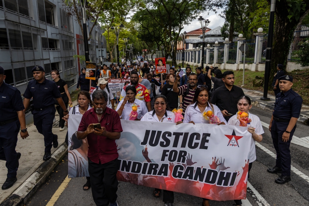 Supporters of M. Indira Gandhi march to the federal police headquarters in Bukit Aman. — Picture by Firdaus Latif