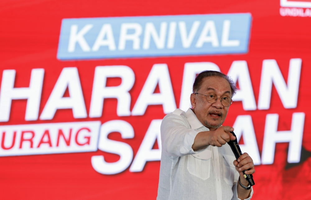 Prime Minister and Pakatan Harapan (PH) Chairman Datuk Seri Anwar Ibrahim campaigns at the HARAPAN Urang Sabah Carnival in Petagas, Putatan, on November 27, 2025. — Bernama pic