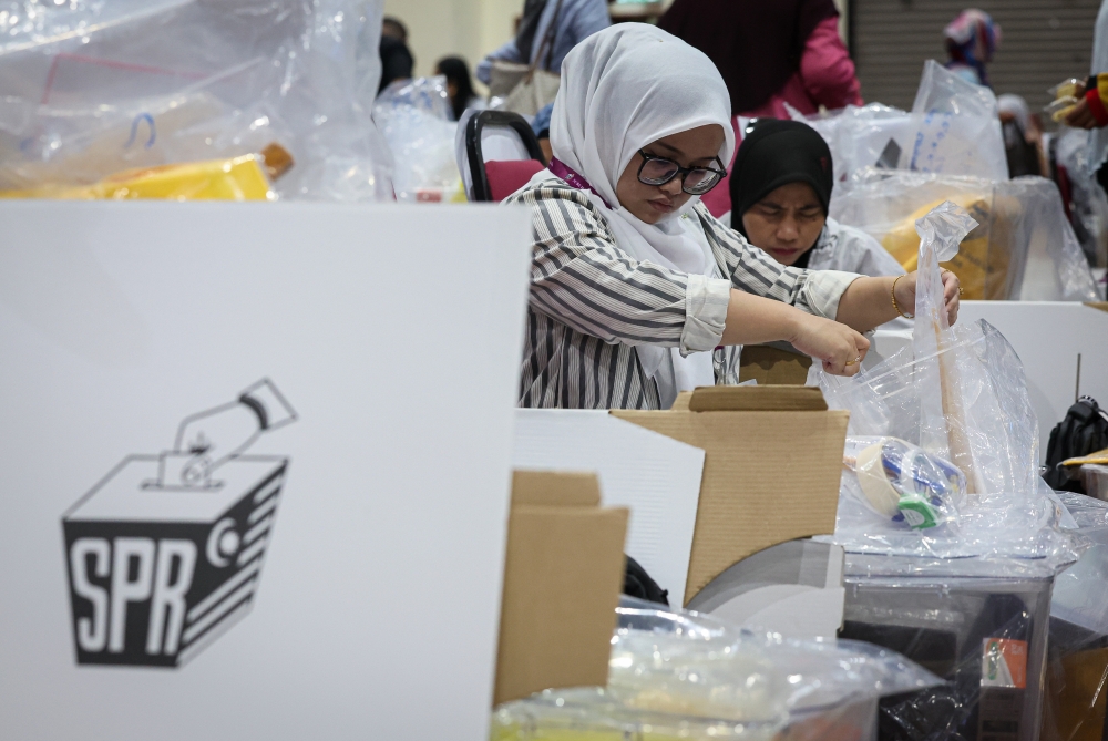 Election Commission (SPR) staff check ballot boxes for the 17th Sabah State Election (PRN) at Dewan Seri Sulaman in Tuaran on November 28, 2025. — Bernama pic