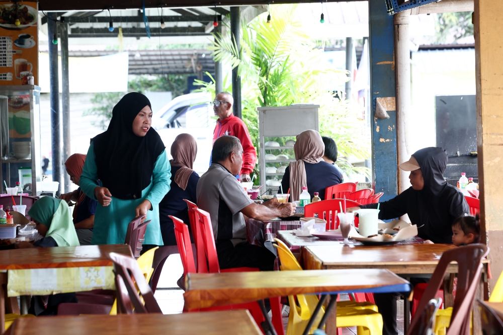 Diners ear at the Kota Kinabatangan Food Court in Kinabatangan on November 27, 2025. — Bernama pic